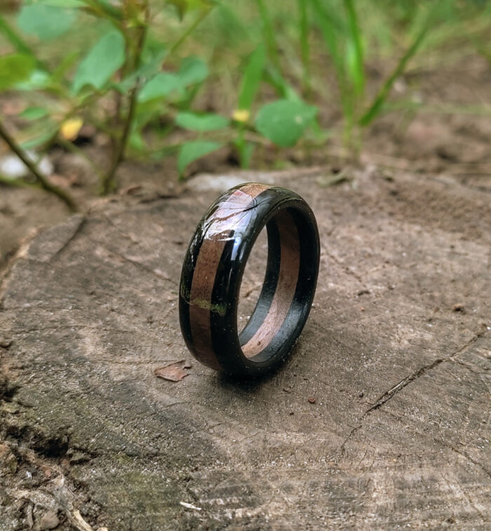 Unikatni-Prsten-od-Orahovog-drveta-i-crne-epoxy-smole.jpg Prsten 'Black Edition'