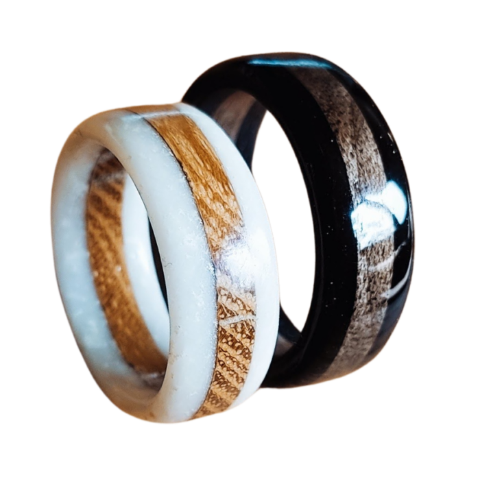 Burme od epoxy smole i drveta u crno i beloj kombinaciji. burme od epoxy smole i drveta u crnoj i beloj kombinaciji. Unikatni set, prirodni materijali i moderan dizajn.