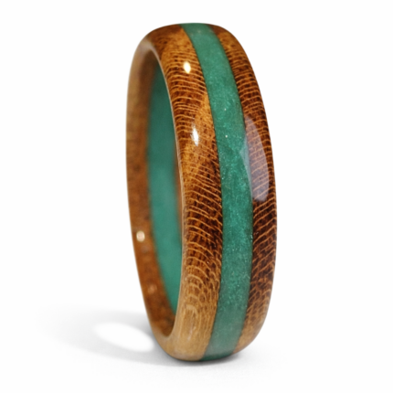 Prsten od hrasta i zelene epoksidne smole – ručni rad Ručno rađen prsten od hrasta sa zelenom epoksidnom smolom