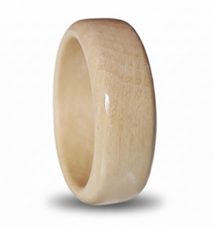 prsten-od-bele-bukve-rucna-izrada-drvomARTin Drveni prsten od bele bukve – ručno rađen, prirodni godovi i suptilno bez boje