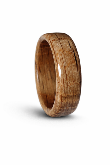 Drveni prsten od bresta – ručno rađen, prirodni godovi i [OPIS BOJE]