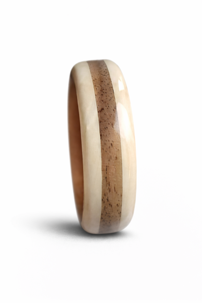 Drveni prsten od oraha i bele bukve – ručno rađen, prirodni godovi i krem i braon boje