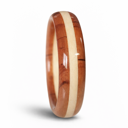 Drveni prsten od tresnje i belog hrasta – ručno rađen, prirodni godovi i fantasticna kombinacija boja