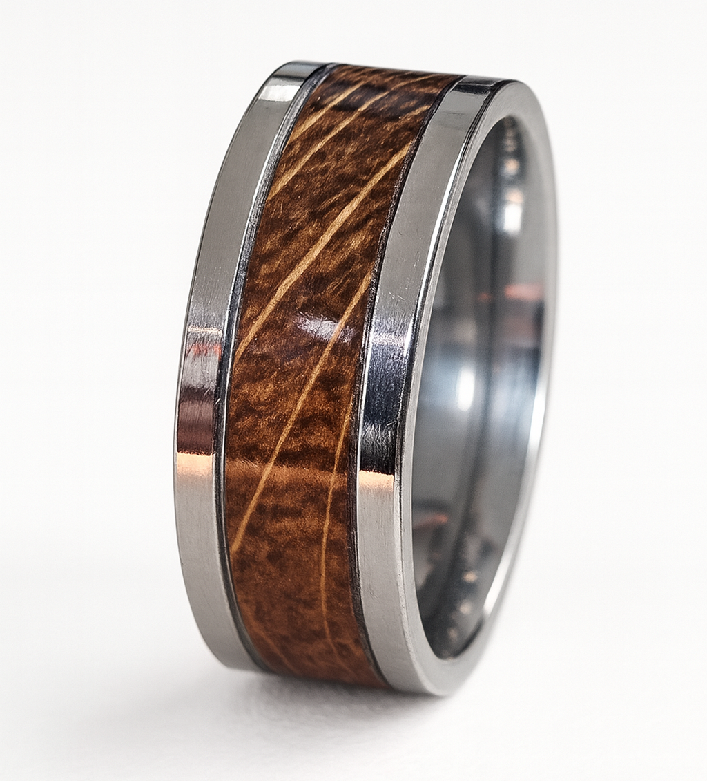 Prsten od tamnog bresta sa hirurškim čelikom – ručna izrada