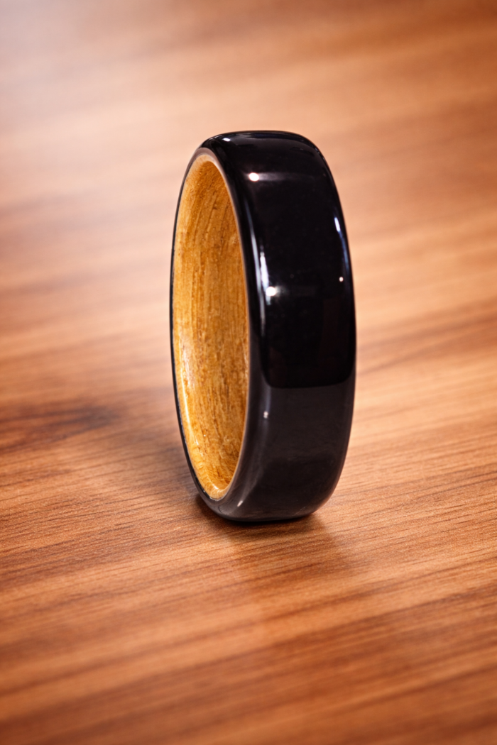 Luksuzni drveni prsten od crne ebanovine spolja i svetlog hrasta unutra – ručni rad