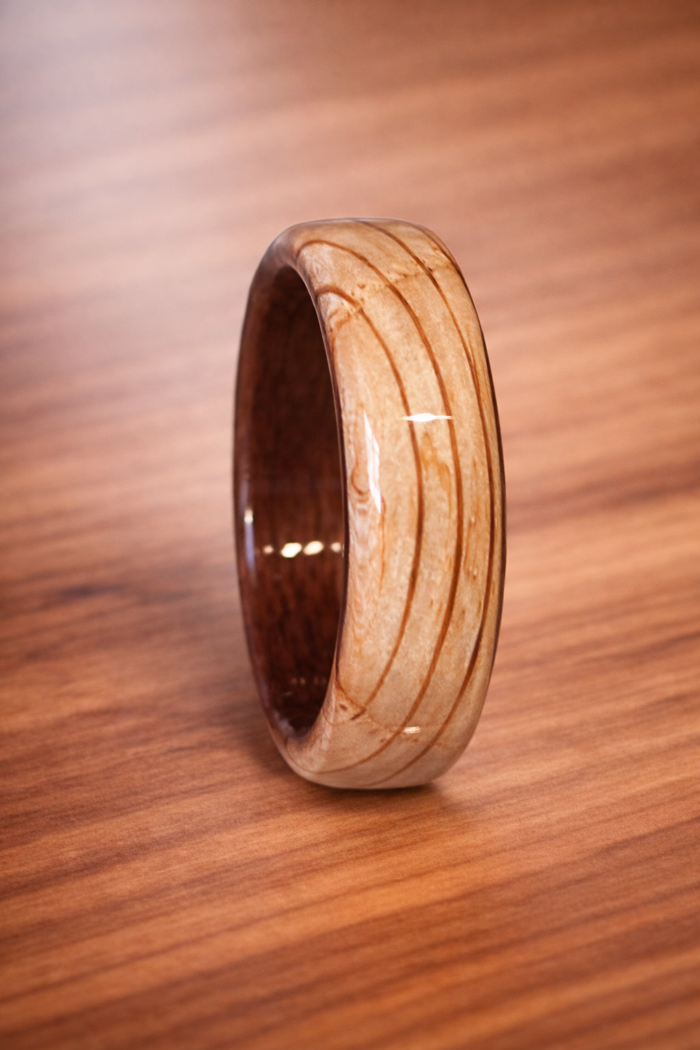 Fusion drveni prsten od svetlog hrata i tamnog americkog oraha - unikatan rucni rad